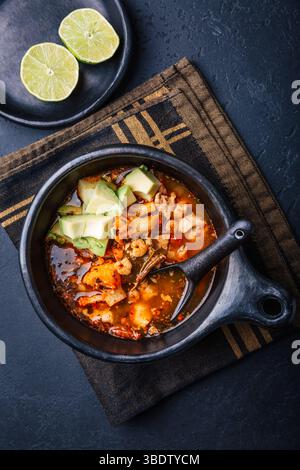 Zuppa piccante di curry rosso con pollo, gamberetti e avocado Foto Stock