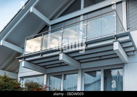 Architettura moderna, balcone di casa familiare con combinazione di cemento, vetro e acciaio Foto Stock