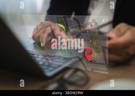 Una persona in tempo reale con un sistema di tracciamento gps interagisce con la mappa digitale mostrando più marcatori di posizione e collegamenti di percorso, indicando la navigazione Foto Stock