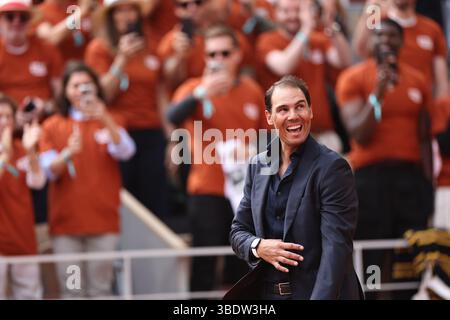 Parigi, Francia. 25 maggio 2025. L'ex tennista spagnolo Rafael Nadal reagisce durante una cerimonia in onore della sua carriera durante il torneo di tennis Open di Francia sul campo Philippe Chatrier al Roland Garros di Parigi, in Francia, 25 maggio 2025. Crediti: Li Jing/Xinhua/Alamy Live News Foto Stock
