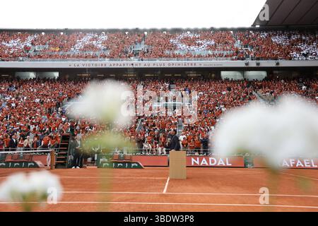 Parigi, Francia. 25 maggio 2025. L'ex tennista spagnolo Rafael Nadal reagisce durante una cerimonia in onore della sua carriera durante il torneo di tennis Open di Francia sul campo Philippe Chatrier al Roland Garros di Parigi, in Francia, 25 maggio 2025. Crediti: Li Jing/Xinhua/Alamy Live News Foto Stock