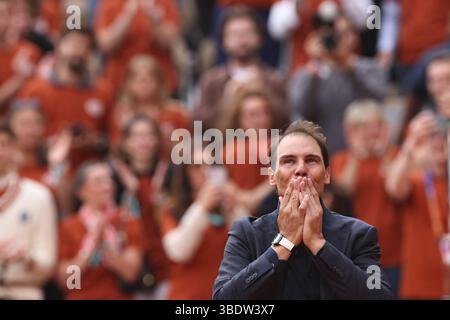 Parigi, Francia. 25 maggio 2025. L'ex tennista spagnolo Rafael Nadal reagisce durante una cerimonia in onore della sua carriera durante il torneo di tennis Open di Francia sul campo Philippe Chatrier al Roland Garros di Parigi, in Francia, 25 maggio 2025. Crediti: Li Jing/Xinhua/Alamy Live News Foto Stock
