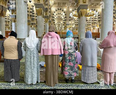 Donne bianche pellegrine in preghiera serale all'interno della Moschea del Profeta. Medina, Arabia Saudita 1 dicembre 2024 Foto Stock