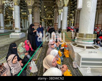 Donne bianche pellegrine in preghiera serale all'interno della Moschea del Profeta. Medina, Arabia Saudita 1 dicembre 2024 Foto Stock