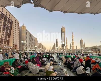 Molte donne pellegrine che pregano sotto ombrelli nella Moschea del Profeta. Medina, Arabia Saudita 1 dicembre 2024 Foto Stock