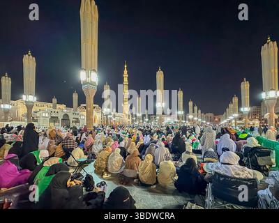Molte donne pellegrine eseguono preghiere serali nella Moschea del Profeta a Medina. Medina, Arabia Saudita 1 dicembre 2024 Foto Stock