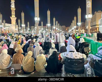 Molte donne pellegrine eseguono preghiere serali nella Moschea del Profeta a Medina. Medina, Arabia Saudita 1 dicembre 2024 Foto Stock