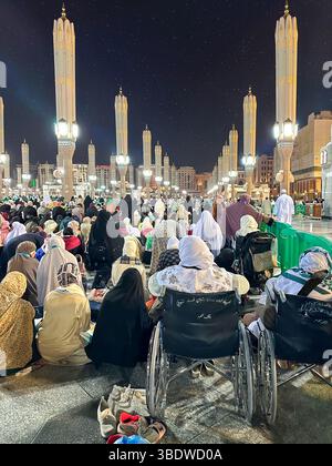 Molte donne pellegrine durante le preghiere serali nella Moschea del Profeta a Medina. Medina, Arabia Saudita 1 dicembre 2024 Foto Stock