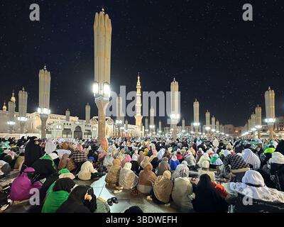 Molte donne pellegrine durante le preghiere serali nella Moschea del Profeta a Medina. Sfondo islamico con spazio per il testo. Medina, Arabia Saudita 1 dicembre, Foto Stock