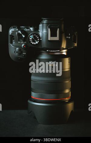Fotocamera Canon R6 Mark II con obiettivo RF 24-105. Fotocamera moderna e ad alte prestazioni. Su sfondo nero, luce da studio. Foto Stock