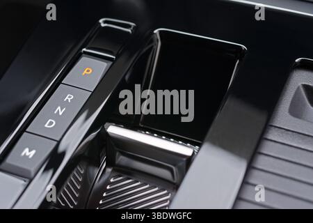 Primo piano del moderno cambio automatico in posizione P (parcheggio) Foto Stock