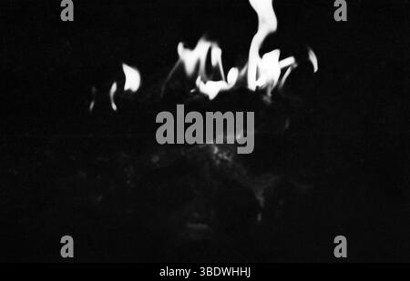 Fiamme astratte nell'oscurità - Fotografia in bianco e nero Foto Stock