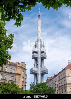Torre della TV di Žižkov a Praga Foto Stock