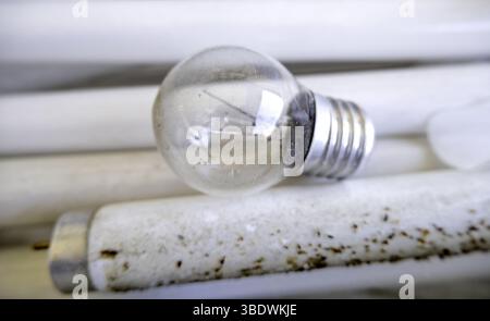 Dettaglio delle lampadine rotte e danneggiate, riciclaggio Foto Stock