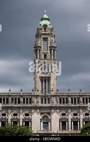 Splendida vista sul vecchio edificio del Consiglio cittadino nel centro Foto Stock