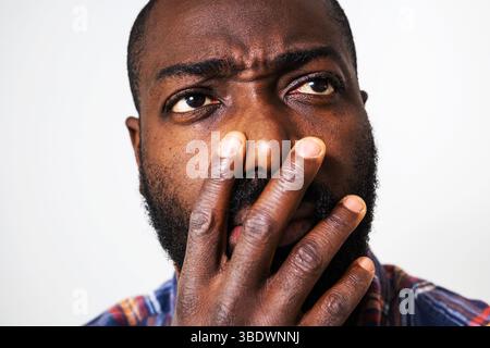 Primo piano ritratto di un uomo nero premuroso e preoccupato. Foto Stock