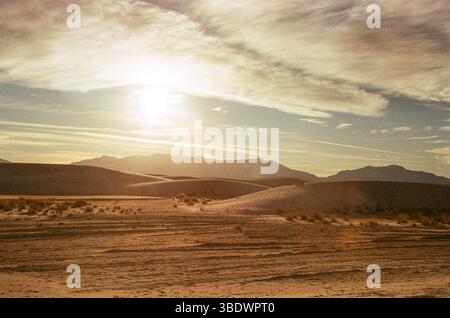 Tramonto nel deserto su dune di sabbia bianca Foto Stock