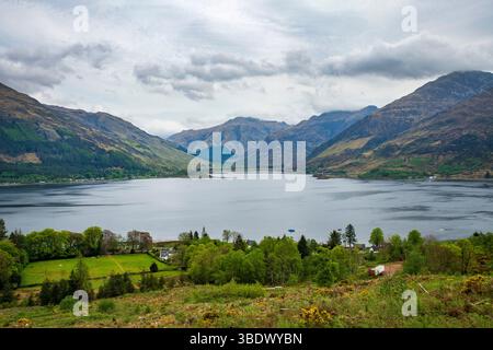 Vista delle Five Sisters of Kintail, una spettacolare cresta di montagna nelle Highlands scozzesi, che offre ampie vedute su Glen Shiel e Loch Duich. Foto Stock