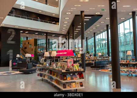 Architettura interna contemporanea della biblioteca pubblica nella città olandese. Dettagli architettonici, istruzione moderna e centro culturale Foto Stock