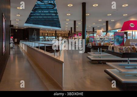 Architettura interna contemporanea della biblioteca pubblica nella città olandese. Dettagli architettonici, istruzione moderna e centro culturale Foto Stock