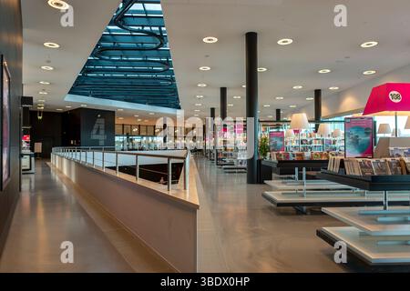 Architettura interna contemporanea della biblioteca pubblica nella città olandese. Dettagli architettonici, istruzione moderna e centro culturale Foto Stock
