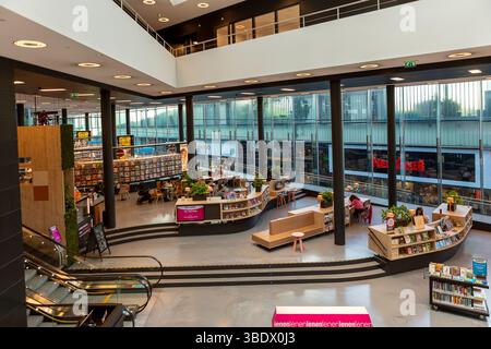 Architettura interna contemporanea della biblioteca pubblica nella città olandese. Dettagli architettonici, istruzione moderna e centro culturale Foto Stock