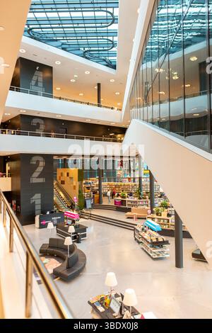 Architettura interna contemporanea della biblioteca pubblica nella città olandese. Dettagli architettonici, istruzione moderna e centro culturale Foto Stock