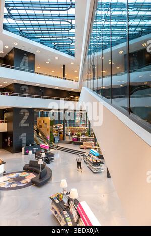 Architettura interna contemporanea della biblioteca pubblica nella città olandese. Dettagli architettonici, istruzione moderna e centro culturale Foto Stock