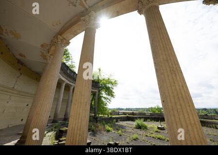 Dresda, Germania. 26 maggio 2025. Vista del colonnato nelle terme romane. I bagni sotto il Palazzo Albrechtsberg, che sono stati chiusi per dieci anni, sono in fase di ristrutturazione in linea con il loro status. Crediti: Sebastian Kahnert/dpa/Alamy Live News Foto Stock