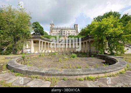 Dresda, Germania. 26 maggio 2025. Vista delle terme romane di fronte al Palazzo Albrechtsberg. Le terme in stile tardo classicista sotto il palazzo, che sono state chiuse per dieci anni, sono state rinnovate in linea con il loro status elencato. Crediti: Sebastian Kahnert/dpa/Alamy Live News Foto Stock