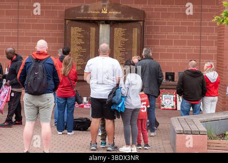 Anfield, Liverpool, Regno Unito. 26 maggio 2025. Dopo aver vinto la Premier League, il Liverpool Football Club ha organizzato una sfilata di vittorie sugli autobus scoperti attraverso la città per festeggiare con i tifosi. I tifosi della squadra si sono riuniti lungo il percorso della parata, intorno allo stadio Anfield Road. Rendere omaggio al Foto Stock