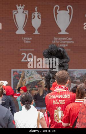 Anfield, Liverpool, Regno Unito. 26 maggio 2025. Dopo aver vinto la Premier League, il Liverpool Football Club ha organizzato una sfilata di vittorie sugli autobus scoperti attraverso la città per festeggiare con i tifosi. I tifosi della squadra si sono riuniti lungo il percorso della parata, intorno allo stadio Anfield Road Foto Stock