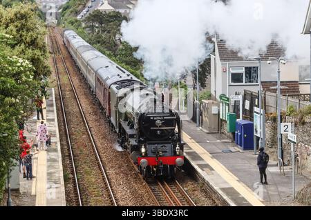Il treno a vapore Royal Dutchy passa attraverso Dockyard Station a Devonport maggio 2025 Foto Stock