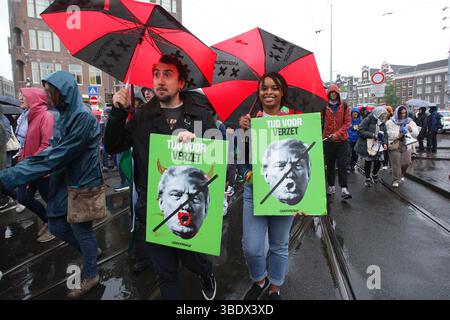 Migliaia di persone partecipano alla protesta di marzo contro il razzismo e la discriminazione il 24 maggio 2025 ad Amsterdam, Paesi Bassi. Foto Stock