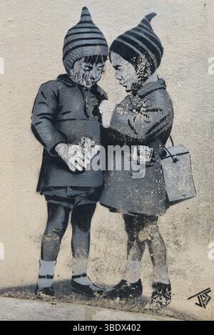 Street Art di due bambini che condividono un momento con uno stile unico. Di JPS Chichester, Regno Unito Foto Stock