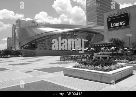 Vista esterna dell'edificio della NASCAR Hall of Fame a Charlotte, North Carolina, Stati Uniti, un tributo al patrimonio delle corse di stock car americane. Foto Stock