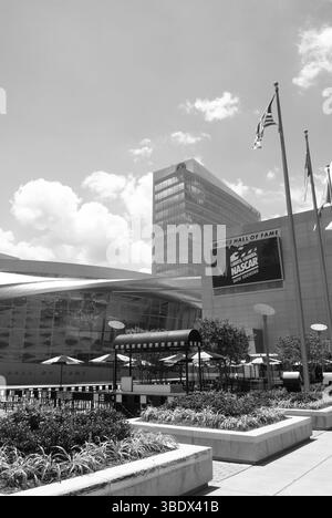 Vista esterna dell'edificio della NASCAR Hall of Fame a Charlotte, North Carolina, Stati Uniti, un tributo al patrimonio delle corse di stock car americane. Foto Stock