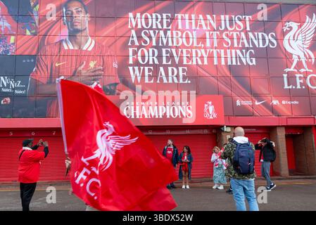Anfield, Liverpool, Regno Unito. 26 maggio 2025. Dopo aver vinto la Premier League, il Liverpool Football Club ha organizzato una sfilata di vittorie sugli autobus scoperti attraverso la città per festeggiare con i tifosi. I tifosi della squadra si sono riuniti lungo il percorso della parata, intorno allo stadio Anfield Road Foto Stock