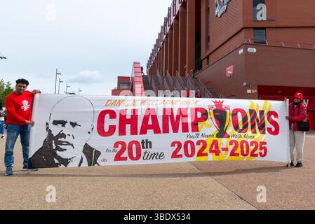 Anfield, Liverpool, Regno Unito. 26 maggio 2025. Dopo aver vinto la Premier League, il Liverpool Football Club ha organizzato una sfilata di vittorie sugli autobus scoperti attraverso la città per festeggiare con i tifosi. I tifosi della squadra si sono riuniti lungo il percorso della parata, intorno allo stadio Anfield Road. Tifosi con banner campioni Foto Stock
