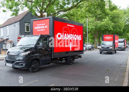 Anfield, Liverpool, Regno Unito. 26 maggio 2025. Dopo aver vinto la Premier League, il Liverpool Football Club ha organizzato una sfilata di vittorie sugli autobus scoperti attraverso la città per festeggiare con i tifosi. Cartelli mobili sui furgoni Foto Stock