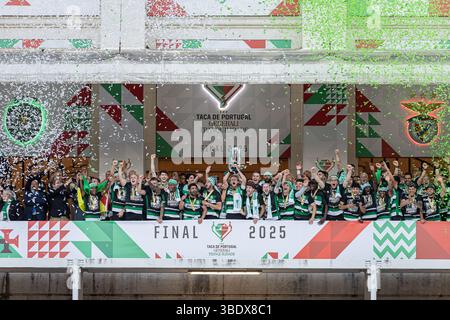 I giocatori del CP sportivo festeggiano con il trofeo durante la Coppa del Portogallo 2024/2025 - finale tra SL Benfica e Sporting CP all'Estadio Nacional. (Punteggio finale: SL Benfica 1 - 3 Sporting CP) Foto Stock
