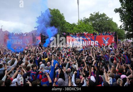 I tifosi del Crystal Palace guardano mentre la squadra passa su autobus scoperti durante la sfilata dei vincitori della fa Cup a Londra. Il Crystal Palace ha vinto la fa Cup dopo una vittoria del 1-0 sul Manchester City a Wembley. Data foto: Lunedì 26 maggio 2025. Foto Stock