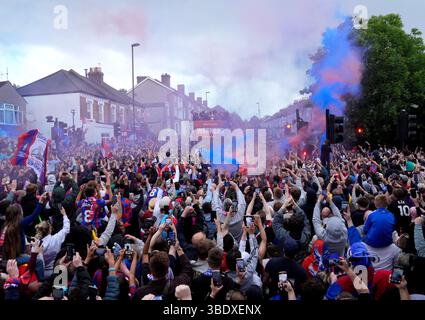 I tifosi del Crystal Palace guardano mentre la squadra passa su autobus scoperti durante la sfilata dei vincitori della fa Cup a Londra. Il Crystal Palace ha vinto la fa Cup dopo una vittoria del 1-0 sul Manchester City a Wembley. Data foto: Lunedì 26 maggio 2025. Foto Stock