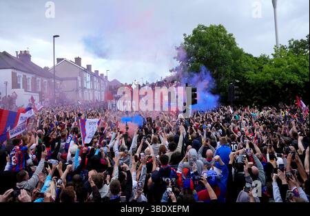 I tifosi del Crystal Palace guardano mentre la squadra passa su autobus scoperti durante la sfilata dei vincitori della fa Cup a Londra. Il Crystal Palace ha vinto la fa Cup dopo una vittoria del 1-0 sul Manchester City a Wembley. Data foto: Lunedì 26 maggio 2025. Foto Stock