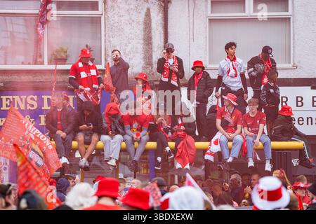 Liverpool, Regno Unito. 26 maggio 2025. Migliaia di tifosi del Liverpool fiancheggiano le strade per festeggiare la vittoria del Liverpool Football Club in Premier League, dopo che la squadra ha alzato il trofeo nel proprio campo di casa ad Anfield la scorsa settimana. Crediti: Christopher Middleton/Alamy Live News Foto Stock