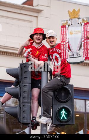 Liverpool, Regno Unito. 26 maggio 2025. Migliaia di tifosi del Liverpool fiancheggiano le strade per festeggiare la vittoria del Liverpool Football Club in Premier League, dopo che la squadra ha alzato il trofeo nel proprio campo di casa ad Anfield la scorsa settimana. Crediti: Christopher Middleton/Alamy Live News Foto Stock