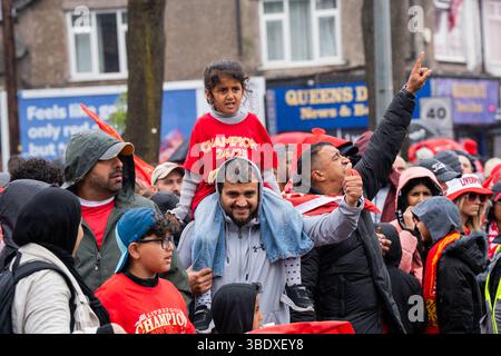 Liverpool, Regno Unito. 26 maggio 2025. Migliaia di tifosi del Liverpool fiancheggiano le strade per festeggiare la vittoria del Liverpool Football Club in Premier League, dopo che la squadra ha alzato il trofeo nel proprio campo di casa ad Anfield la scorsa settimana. Crediti: Christopher Middleton/Alamy Live News Foto Stock