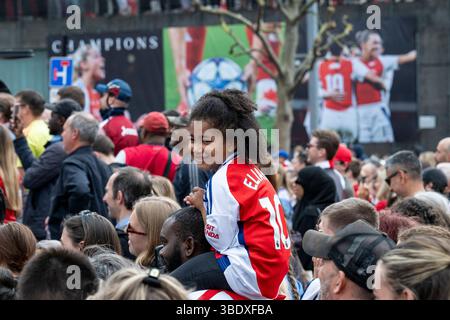 Londra, Regno Unito. 26 maggio 2025. Tifosi fuori dall'Emirates Stadium mentre le donne dell'Arsenale celebrano la vittoria della UEFA Women's Champions League contro il Barcellona. Crediti: Stephen Chung / Alamy Live News Foto Stock