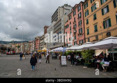 Italien, Genua, 13.05.2025 Genua ist Hauptstadt der nordwestlichen Region Ligurien. Die Stadt ist für ihre jahrhundertelange zentrale Rolle im Seehandel bekannt. SIE ist die sechstgroeßte Stadt Italiens. Foto: Straßencafes am Porto Antico Stadt Genua *** Italia, Genova, 13 05 2025 Genova è il capoluogo della regione nord-occidentale della Liguria la città è conosciuta per il suo ruolo centrale secolare nel commercio marittimo è la sesta città più grande d'Italia foto caffè marciapiede a Porto Antico città di Genova Foto Stock