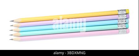 Molte matite di grafite affilate isolate su bianco, vista dall'alto Foto Stock